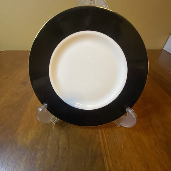 Wedgwood Plate Curtain Call By Barbara Barry England Black Rim Gold Trim 9” - Picture 1 of 3